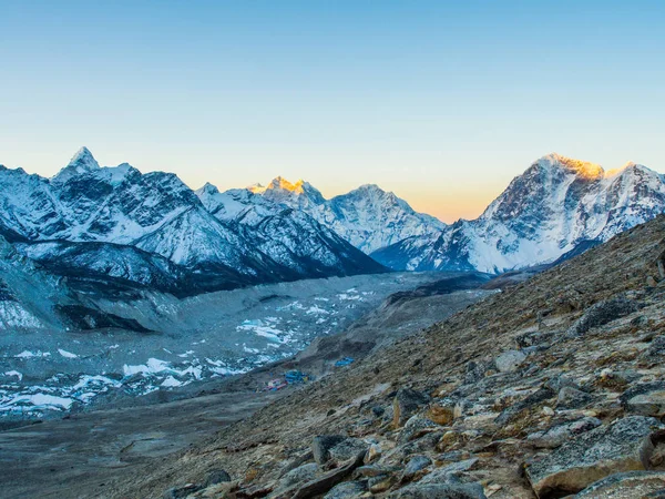 Nepal Himalaya Dağları üzerinde gündoğumu 