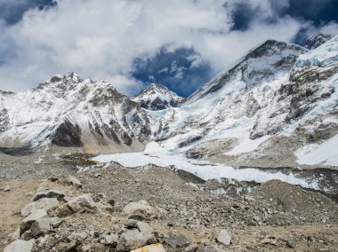 Nehir ve Everest köprüde kampı Trek temel 