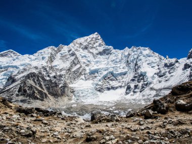 Himalaya dağ manzaralı rota Everest Saha Kampı için