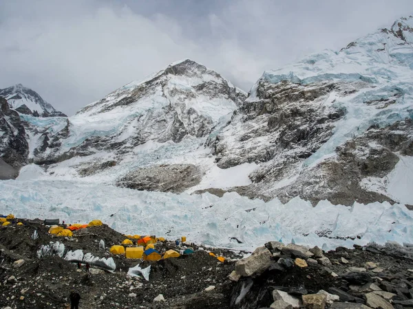 Everest Saha Kampı Nepal Himalaya dağlarında önünde 