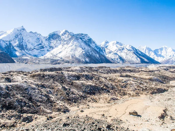 Rota Everest Saha Kampı için Himalaya içinde güzel kar dağ manzarası