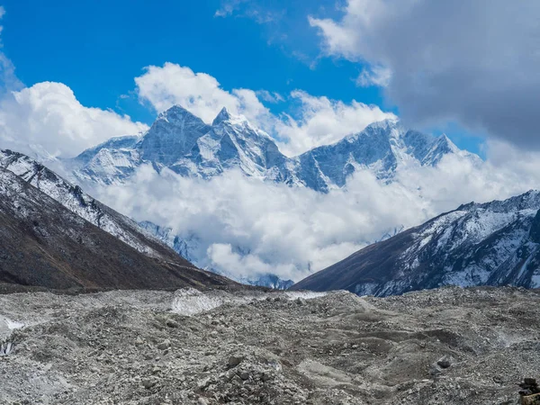 Rota Everest Saha Kampı için Himalaya içinde güzel kar dağ manzarası