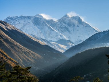 Rota Everest Saha Kampı için Himalaya içinde güzel kar dağ manzarası