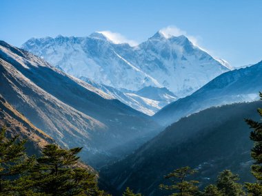 Rota Everest Saha Kampı için Himalaya içinde güzel kar dağ manzarası
