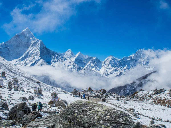 Rota Everest Saha Kampı için Himalaya içinde güzel kar dağ manzarası