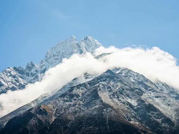 Rota Everest Saha Kampı için Himalaya içinde güzel kar dağ manzarası