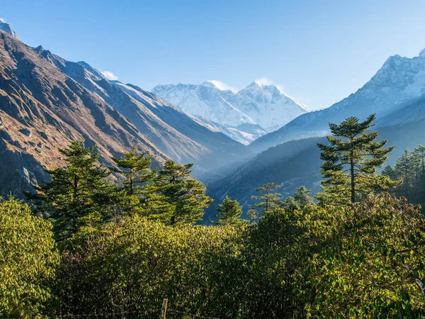 Rota Everest Saha Kampı için Himalaya içinde güzel kar dağ manzarası