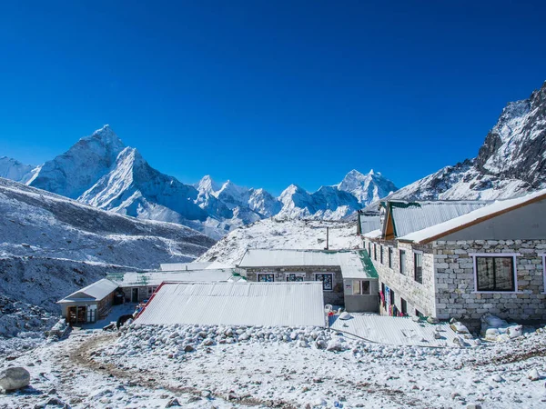 エベレスト ベース キャンプまでのルート上のヒマラヤ山の景色 — ストック写真