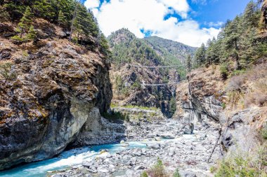 Yeşil dağların sırasında herhangi bir zamanda Saha Kampı rotasında Nepal'de trekking