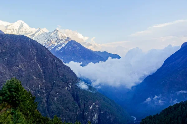 Kar ile büyük sis Dağı arka planda Nepal turu