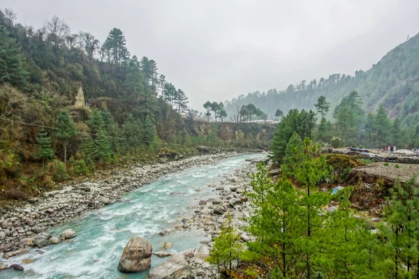 Yeşil dağların sırasında herhangi bir zamanda Saha Kampı rotasında Nepal'de trekking