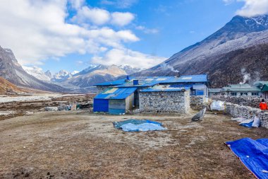 Pheriche, Nepal 04/16/2018: küçük köy güzel kar ile şapkalı dağ arka plan 