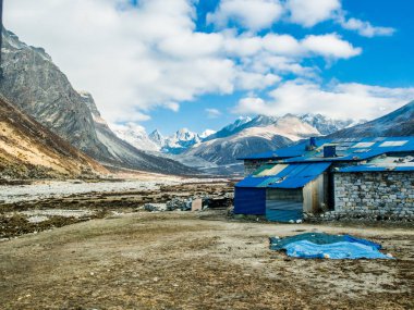 Pheriche, Nepal 04/16/2018: küçük köy güzel kar ile şapkalı dağ arka plan 