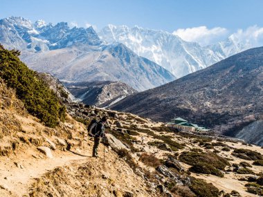 Trekker güzel dağları arka plan Nepal Everest Saha Kampı için doğa yürüyüşü sırasında