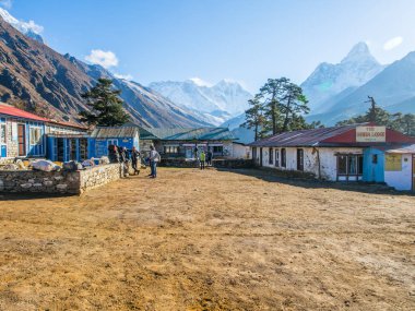 Trekker güzel dağları arka plan Nepal Everest Saha Kampı için doğa yürüyüşü sırasında