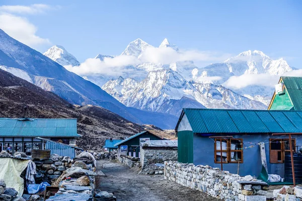 ネパール 2018 美しい雪で小さな村を頂いた山を背景 — ストック写真
