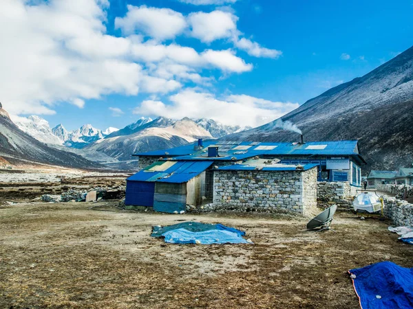 Pheriche, Nepal 04/16/2018: küçük köy güzel kar ile şapkalı dağ arka plan 