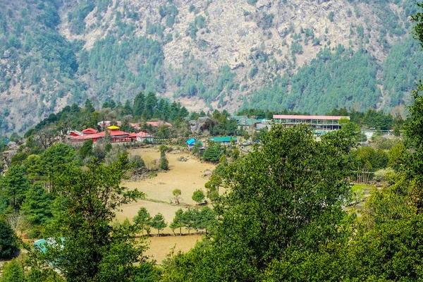 Yeşil dağların sırasında herhangi bir zamanda Saha Kampı rotasında Nepal'de trekking
