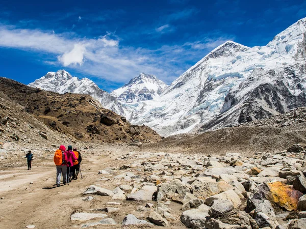 Trekker Con Fondo Las Hermosas Montañas Nepal Durante Trekking Campamento — Foto de Stock