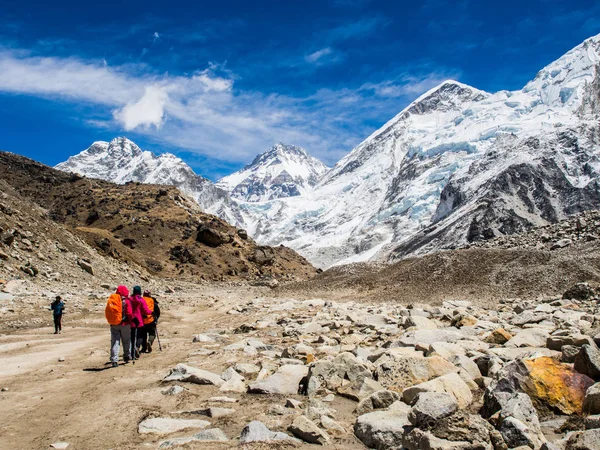 Trekker güzel dağları arka plan Nepal Everest Saha Kampı için doğa yürüyüşü sırasında