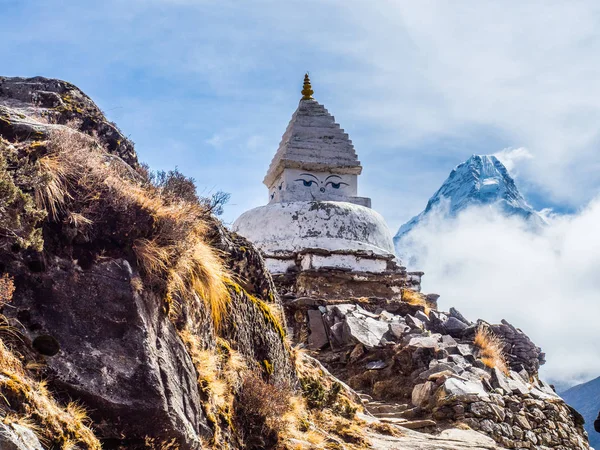Stupa bir anıt Nepal Everest Bankası kampın trekking güzergahı boyunca