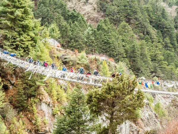 Thukla, Nepal 04/13/2018: Everest Saha Kampı için yol üzerinde köprüyü geçtikten parkur 