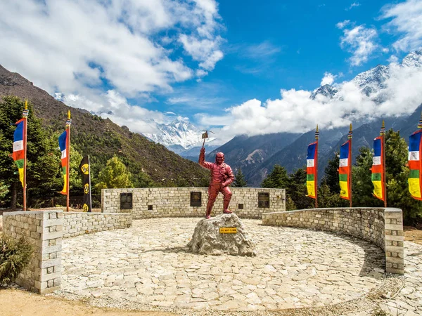 Namche, Nepal 04/12/2018: Tenzing Norgay Sherpa, Everest Dağı'nın zirvesine ulaşmak için ilk sherpa momument