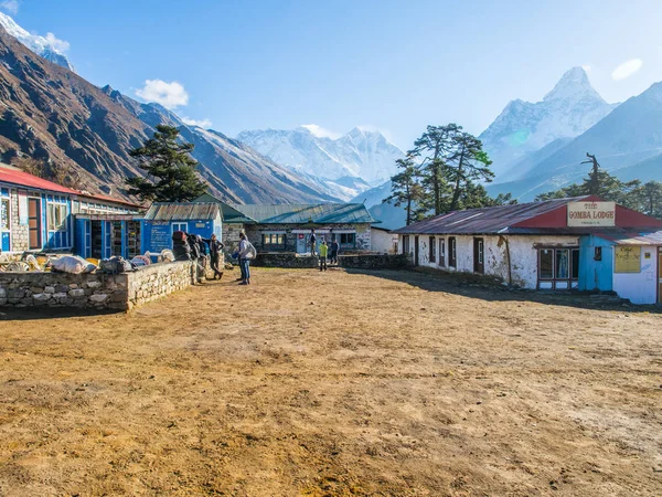 Trekker Com Belo Fundo Das Montanhas Nepal Durante Trekking Para Fotos De Bancos De Imagens
