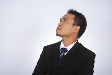 Genç Asyalı iş adamı ararken şık bir takım elbise