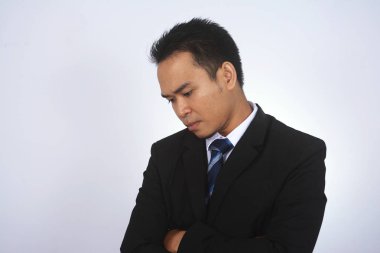 Genç Asyalı işadamı aşağı bakıyor