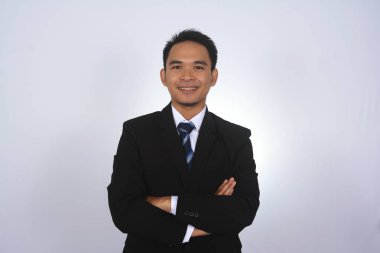 Kameraya bakarak samimi ve gülümseyen Asya iş adamı