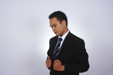 Genç Asyalı işadamı aşağı bakıyor