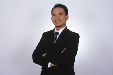 Kameraya bakarak samimi ve gülümseyen Asya iş adamı