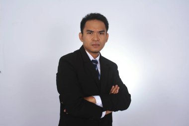 Kamerayı kızgın yüzü ve kolları ile Asya iş adamı göz göğüs üzerinde katlanmış