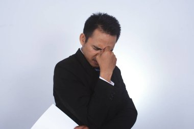 Onun burun arkası pinching ve sol el ile boş kağıt tutan baş ağrısı ile Asya iş adamı