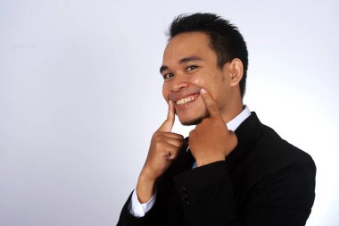 Asya işadamı sahte gülümseme ile parmaklarını yapma.