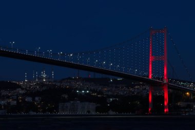 Boğaziçi Köprüsü İstanbul Türkiye ( 15 Temmuz Şehitler Köprüsü ) Türkiye'nin en büyük camisi Çamlıca Camii ile İstanbul'un muhteşem manzarası.