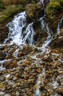 Dağ şelale manzarası. Kapuzbaşı Şelalesi, Kayseri, Türkiye