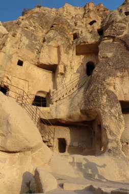 Eski çağlarda kapadokya'da peri bacası kaya oluşumlarında evler oyulmuşlardı. Eşsiz jeolojik oluşumları için Türkiye'de popüler bir seyahat destinasyonudur..