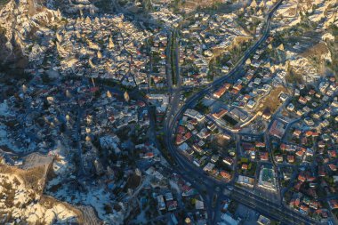 Kapadokya Göreme'nin gökyüzünden görünümü. Kapadokya, eşsiz jeolojik oluşumları ile Türkiye'nin popüler turistik bölgelerinden biridir..