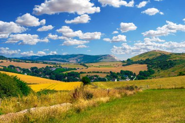 Dorset, İngiltere'deki Durdle Door Otoparkı'ndan alanların görünümü