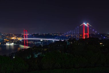 İstanbul Boğaziçi Köprüsü gece. Yeni Adı: 15 Temmuz Şehitler Köprüsü. İstanbul'un en ünlü sembollerinden biri / Türkiye.