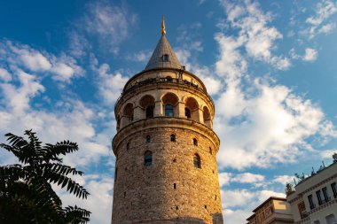 Cenevizliler tarafından Christea Turris adı verilen Galata Kulesi, İstanbul'un Galata/Karaköy mahallesinde yer alan bir ortaçağ taş kulesidir.
