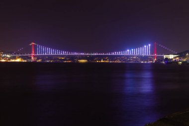 İstanbul Boğaziçi Köprüsü gece. Yeni Adı: 15 Temmuz Şehitler Köprüsü. İstanbul'un en ünlü sembollerinden biri / Türkiye.