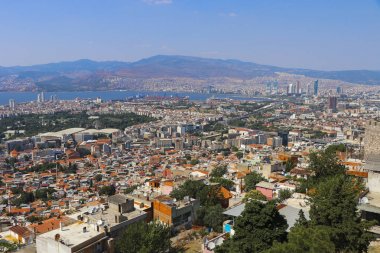 İzmir'in Konak İskelesi istikametinde kuş bakışı. Konut lar, Ege Denizi ve gemiler.