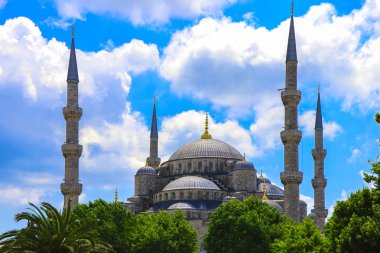 Muhteşem gün ışığında Mavi Cami, İstanbul, Sultanahmet parkı. Sultan Ahmed'in İstanbul'daki en büyük camisi (Osmanlı İmparatorluğu)).