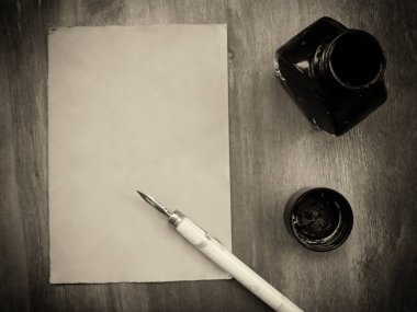 Boş eski sayfaya DIP kalem ve yıpranmış ahşap arka plan (üst veya düz lay görünümünden), üzerinde bir InkWell sepya retro tarzında