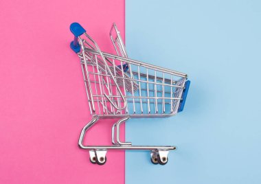 Pembe ve mavi arka planda alışveriş sepeti