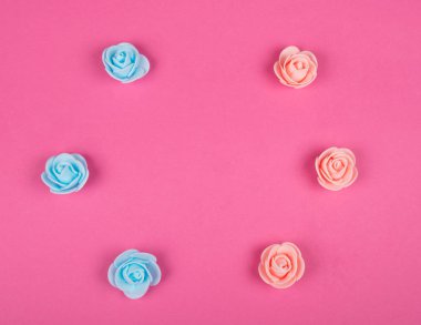 Pembe ve mavi renklerde el yapımı gül tomurcukları