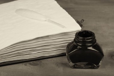 Boş eski günlük, mürekkep kuyusu ve bir tüy